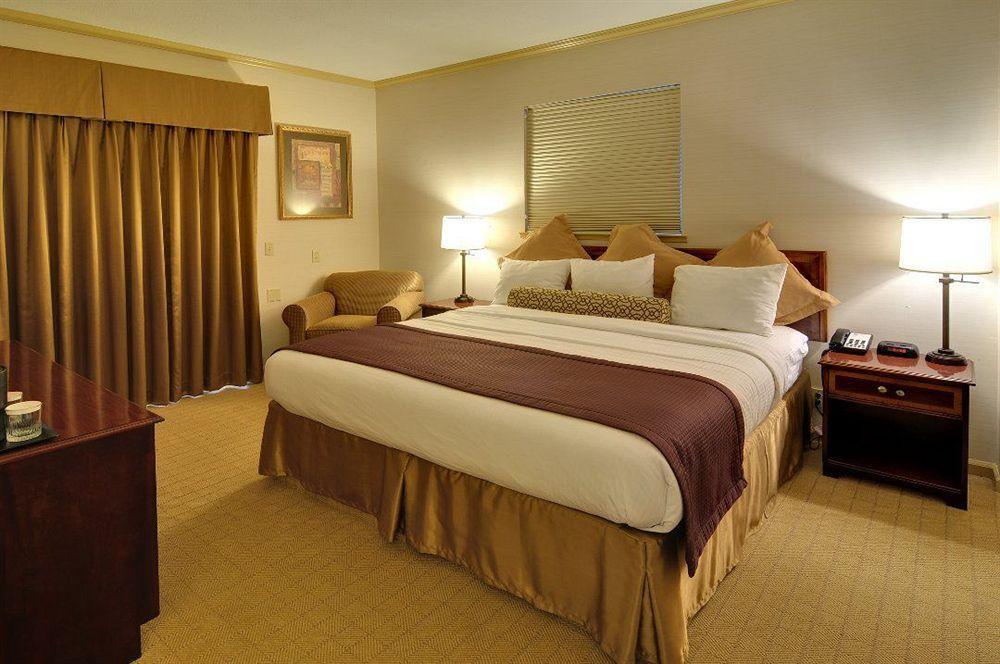 Best Western Plus Palm Court Hotel Davis Eksteriør bilde