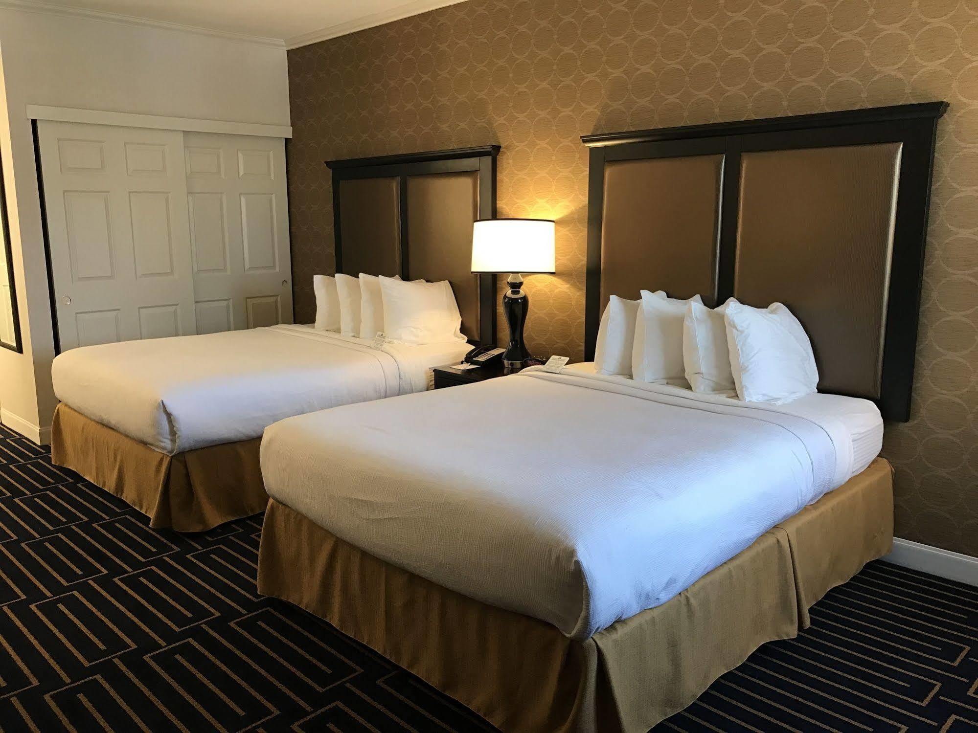 Best Western Plus Palm Court Hotel Davis Eksteriør bilde