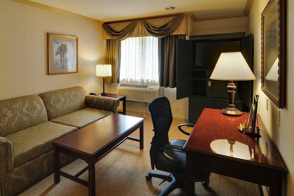 Best Western Plus Palm Court Hotel Davis Rom bilde
